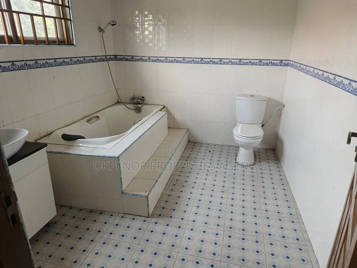 8bdrm House in Ofankor, Accra Metropolitan for sale