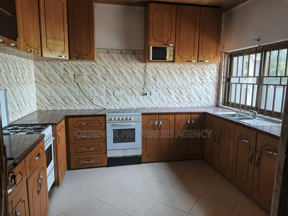 8bdrm House in Ofankor, Accra Metropolitan for sale