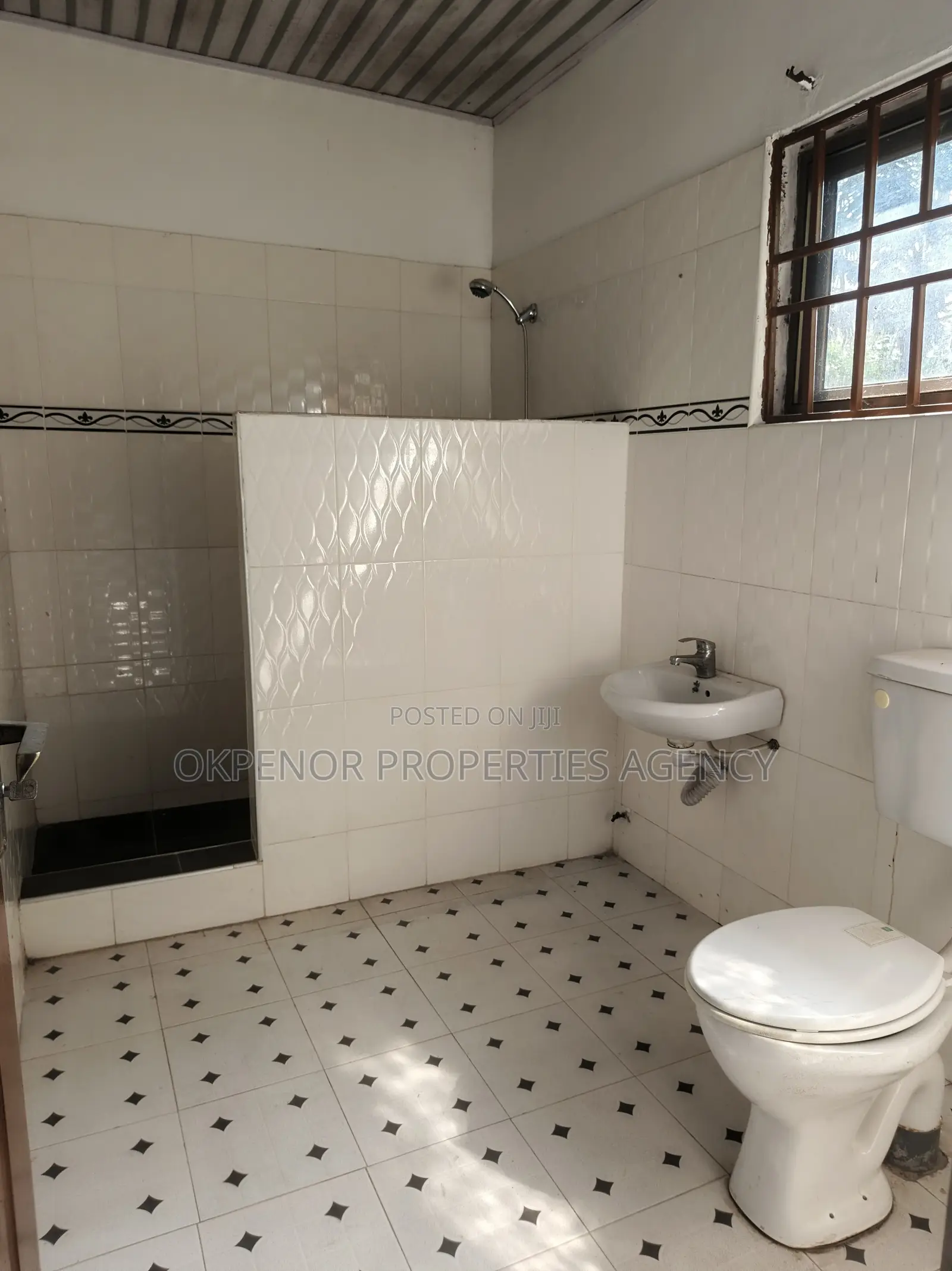 8bdrm House in Ofankor, Accra Metropolitan for sale