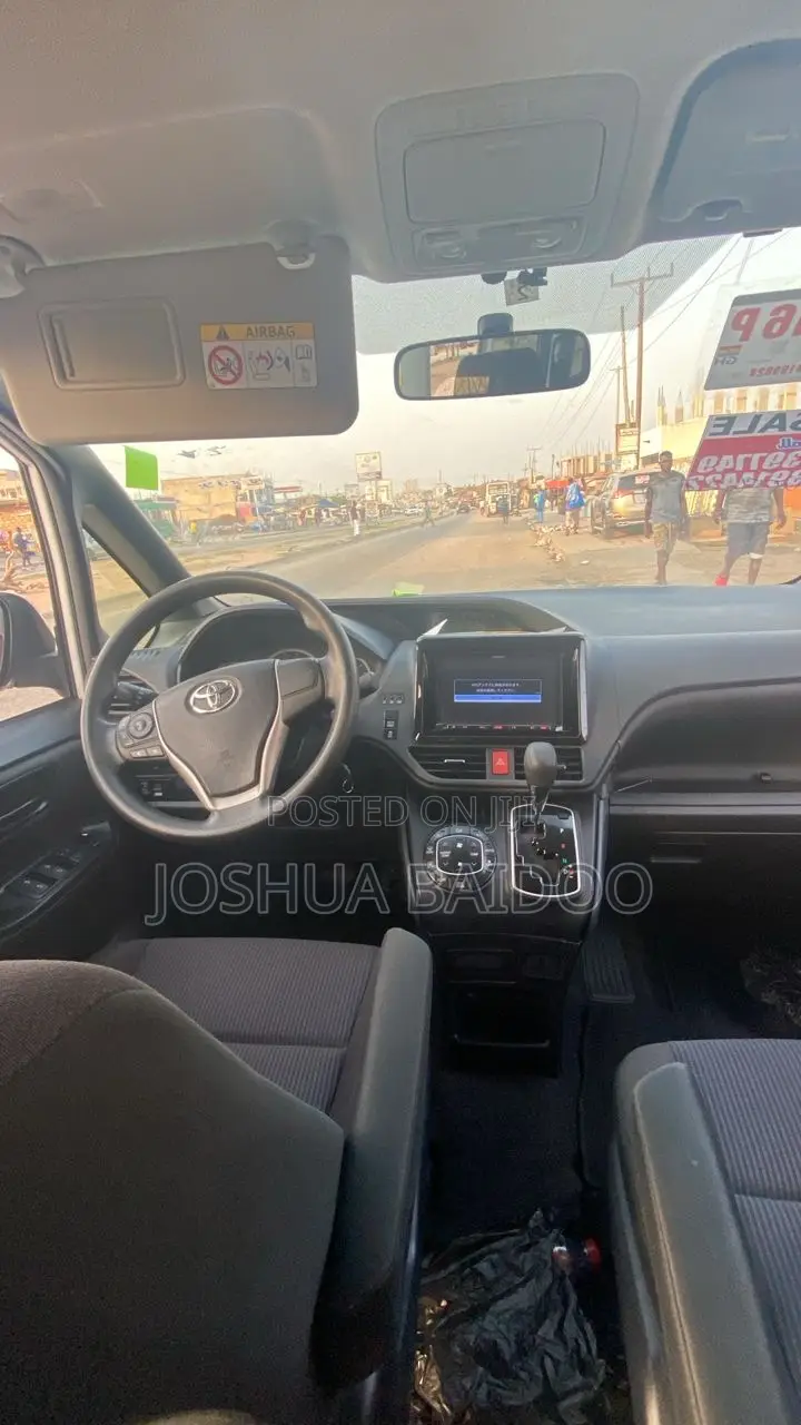 Toyota Voxy 2014 White