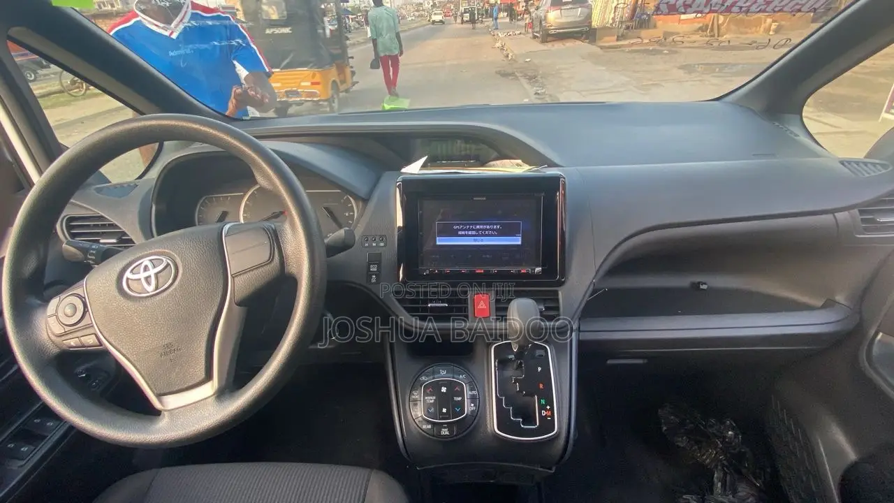 Toyota Voxy 2014 White