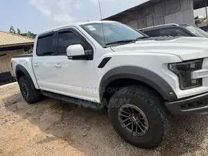 Ford F-150 Raptor 4x4 SuperCrew Cab Styleside 5.5 ft. box 145 in. WB