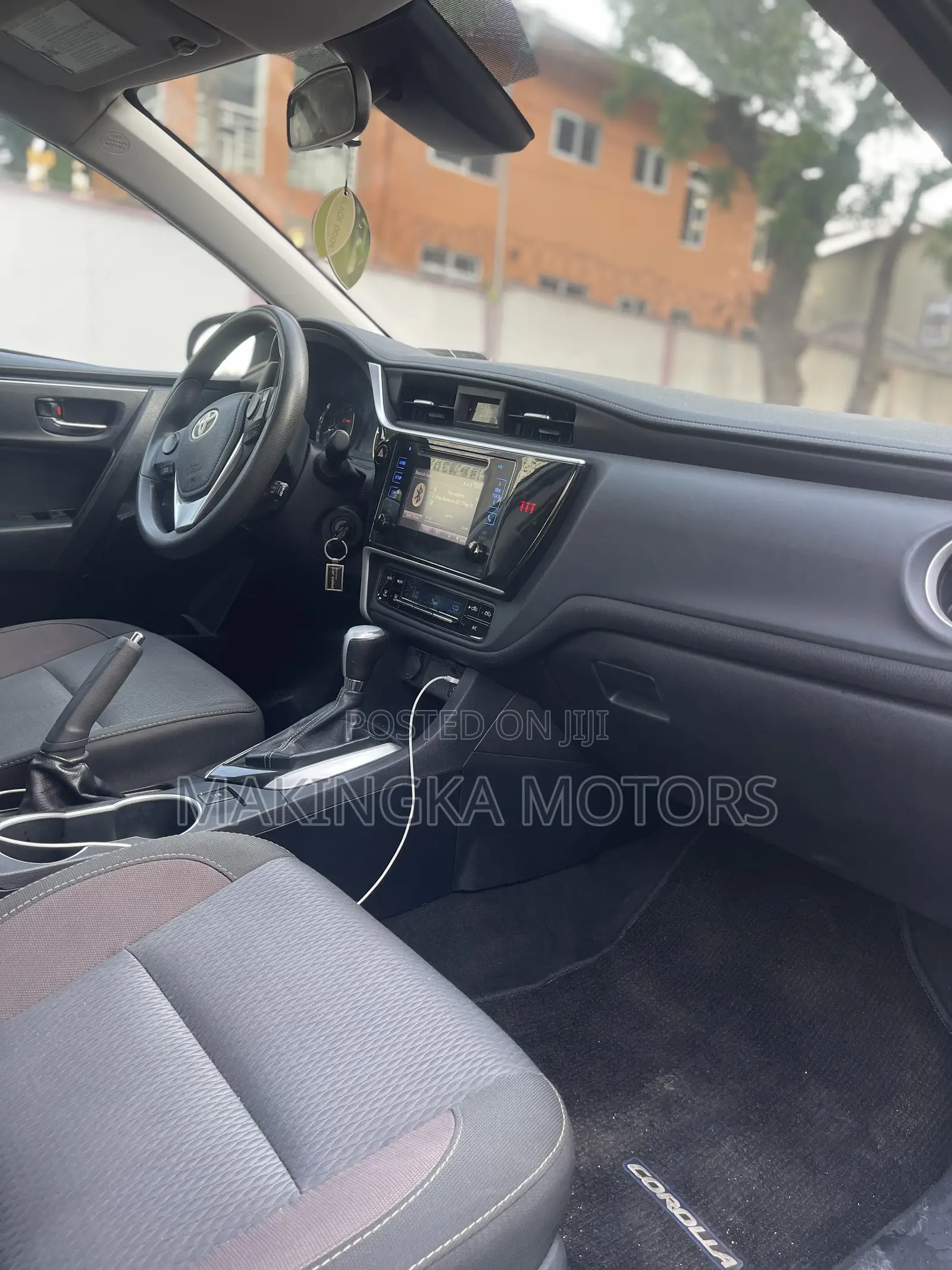 Toyota Corolla SE (1.8L 4cyl 2A) 2018 Silver