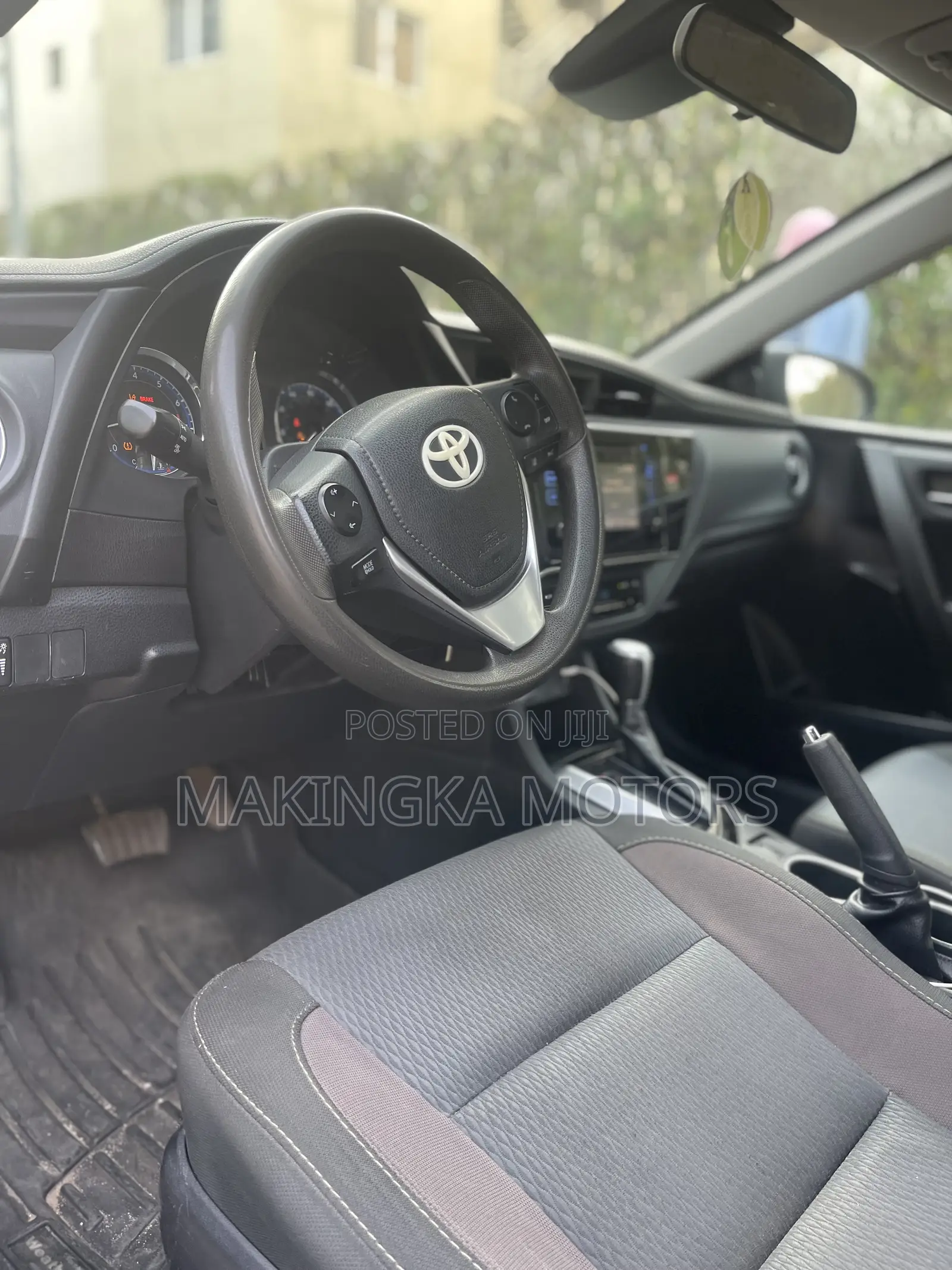 Toyota Corolla SE (1.8L 4cyl 2A) 2018 Silver