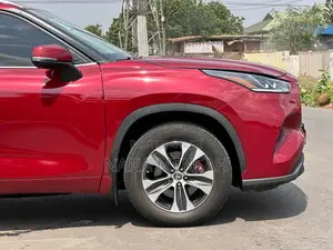 Toyota Highlander XLE AWD 2023 Burgundy