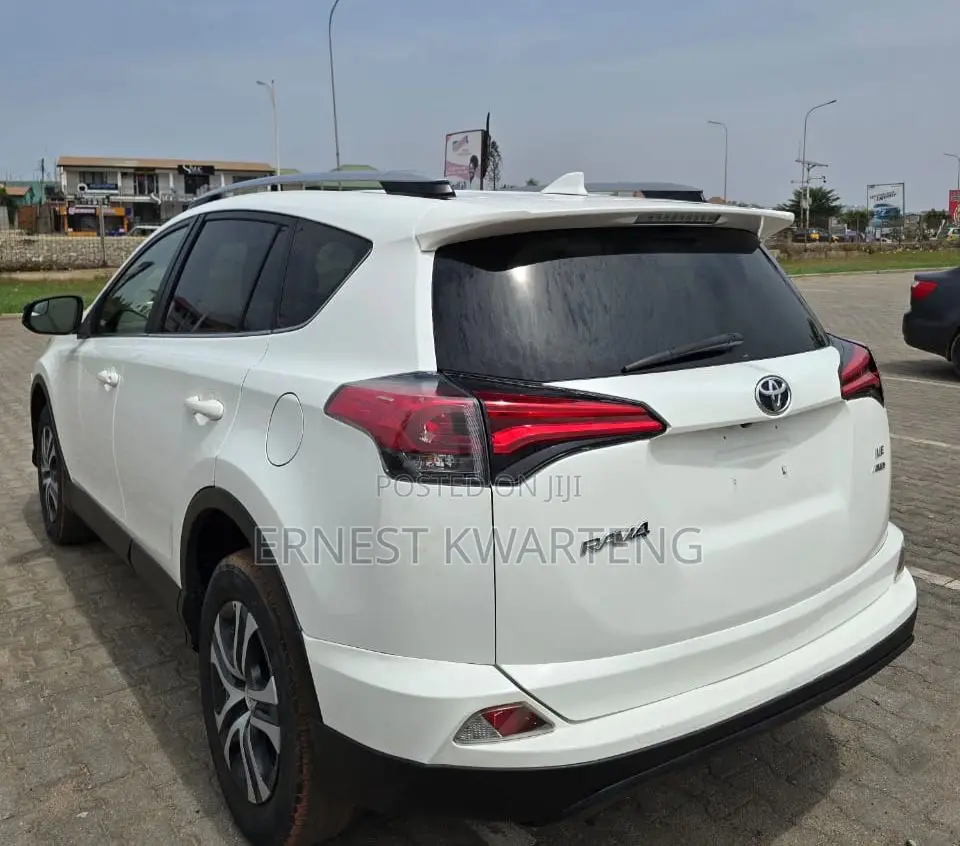 Toyota RAV4 LE 4dr SUV AWD (2.5L 4cyl 6A) 2018 White