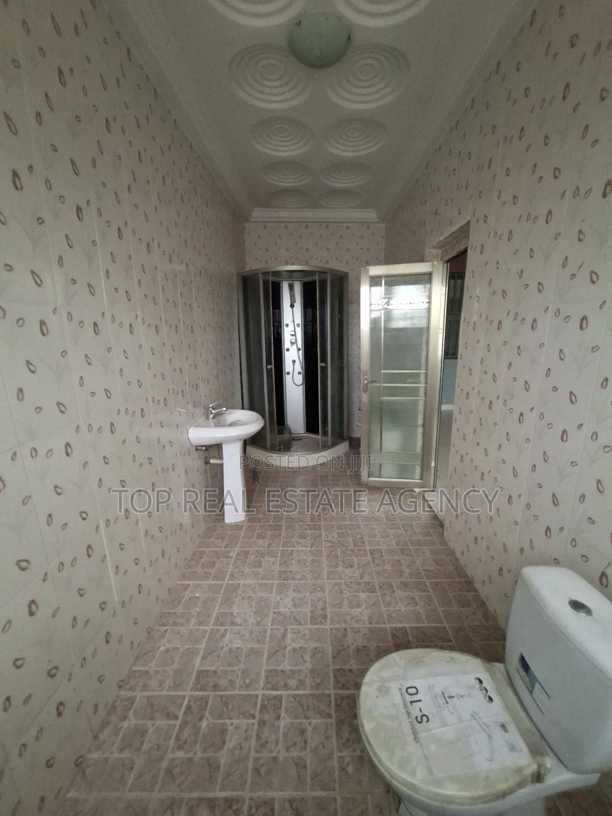Space for Commercial Use at Teshie for Rent