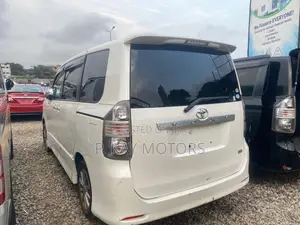 Toyota Voxy 2010 White