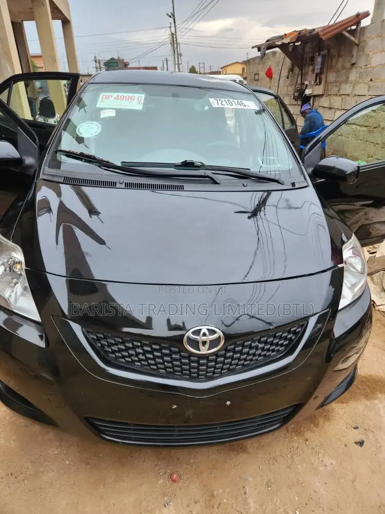 Toyota Yaris Base Sedan 4dr 2011 Black