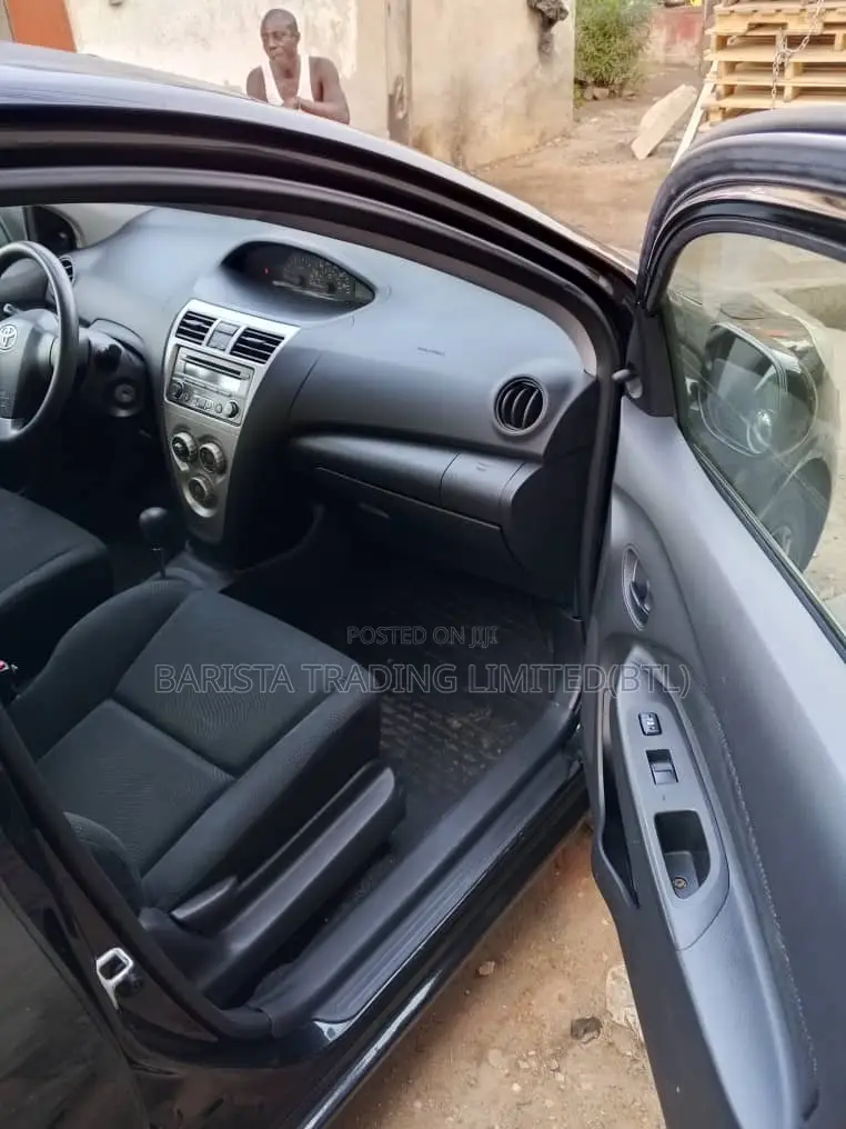 Toyota Yaris Base Sedan 4dr 2011 Black