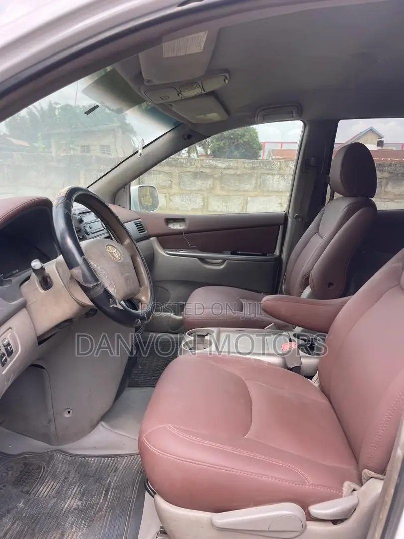 Toyota Sienna XLE 7 Passenger 2010 White