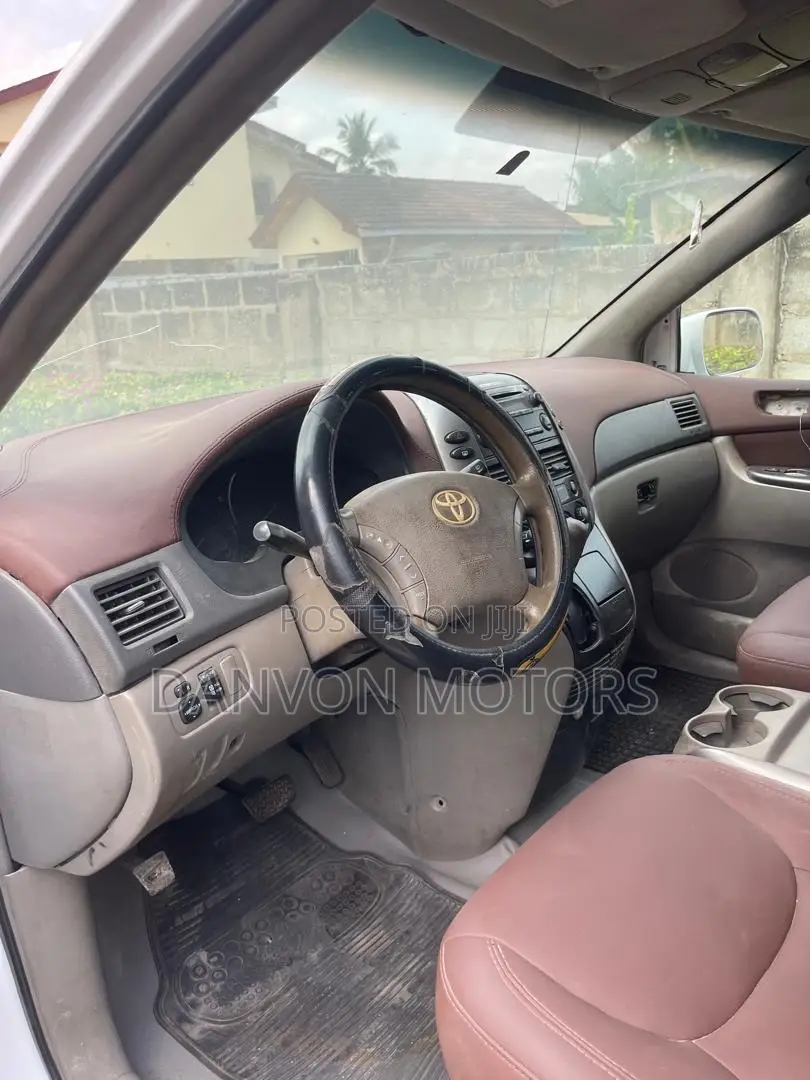 Toyota Sienna XLE 7 Passenger 2010 White
