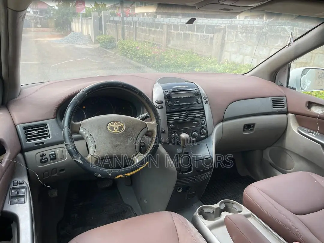 Toyota Sienna XLE 7 Passenger 2010 White