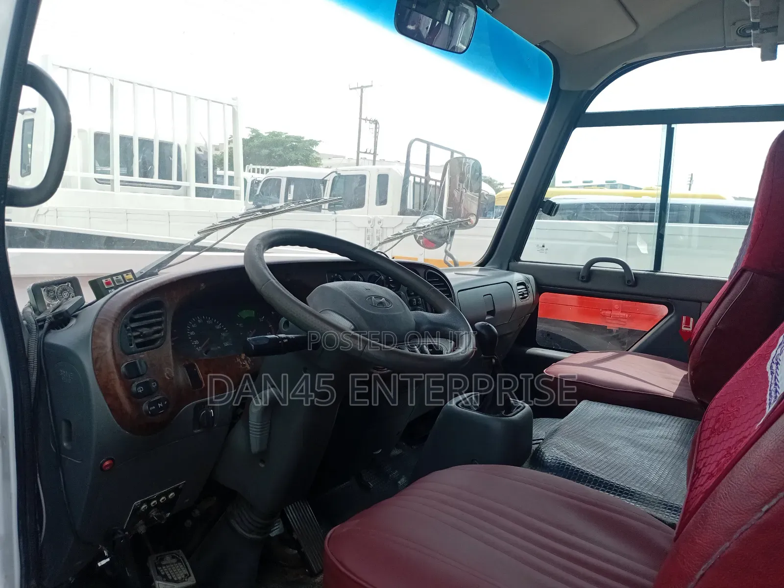 Hyundai County 2011 White