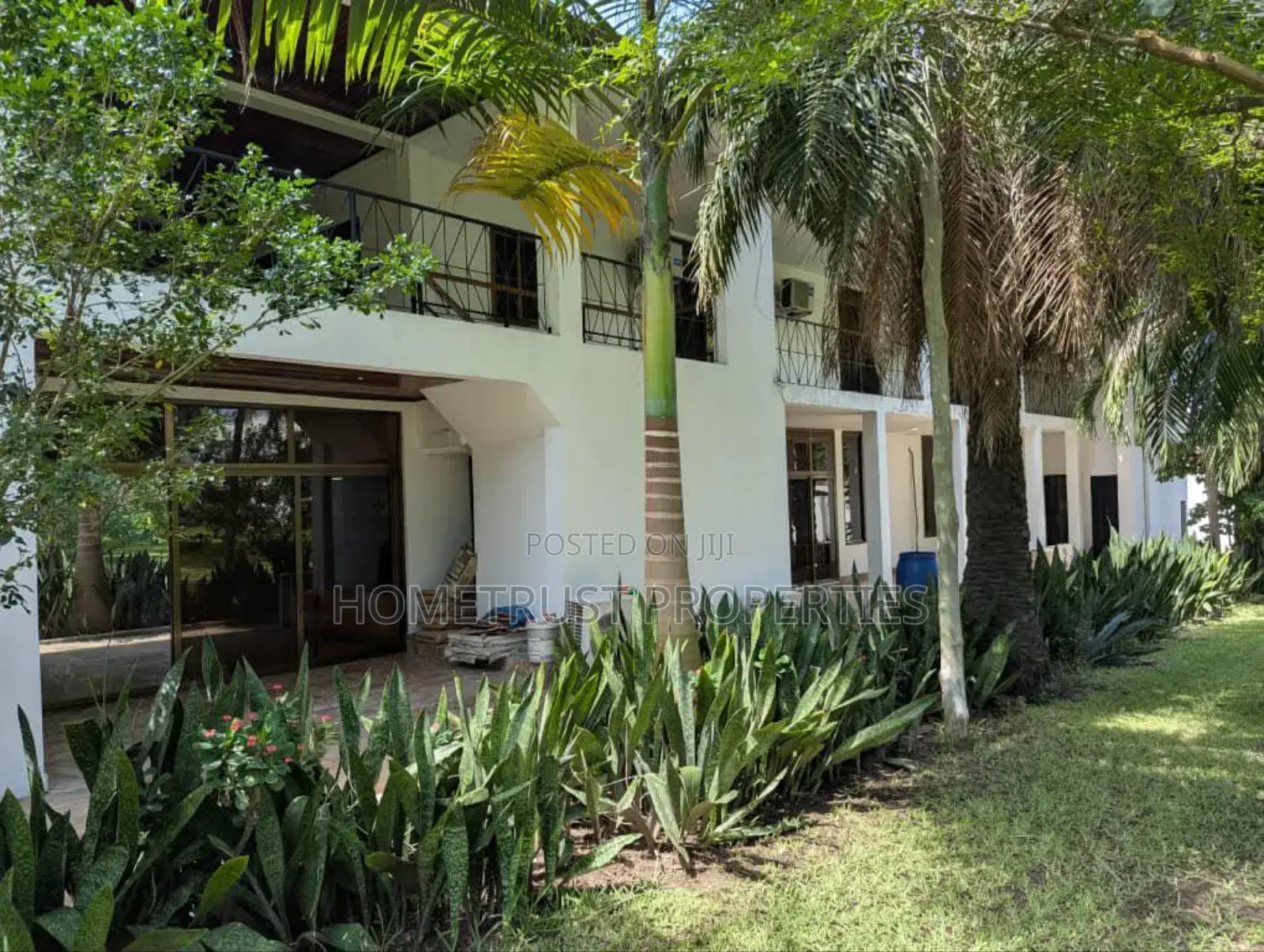 8bdrm House in Hometrust, Cantonments for rent