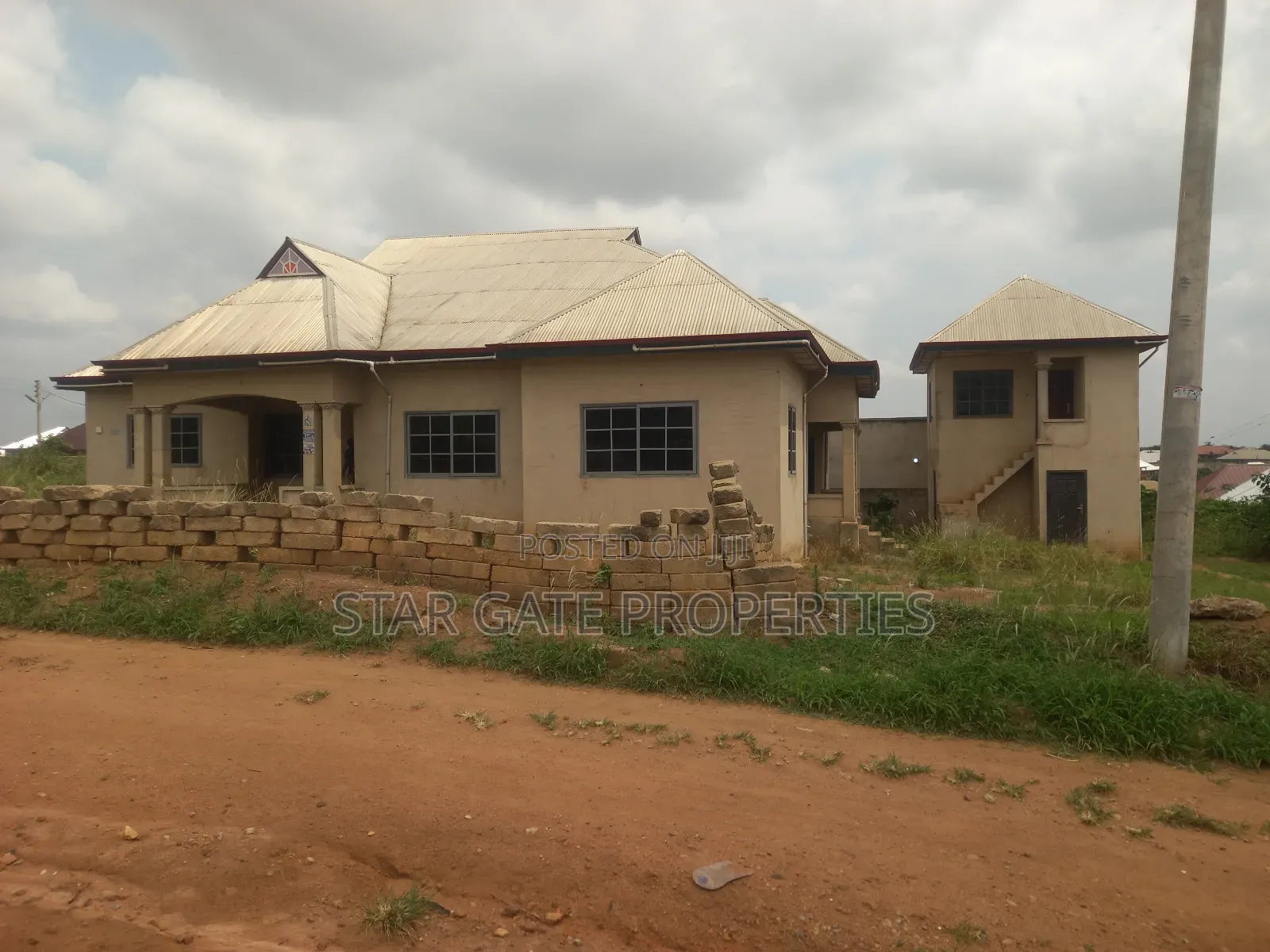 6bdrm House in Mampongteng Dumanafo, Kumasi Metropolitan for sale