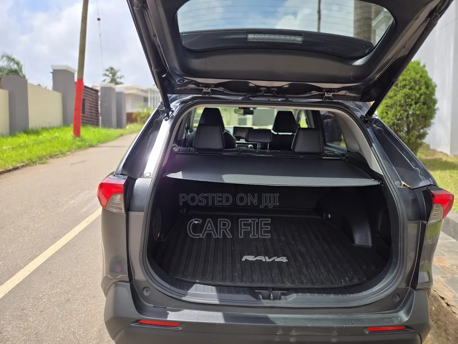 Toyota RAV4 XLE 2022 Gray