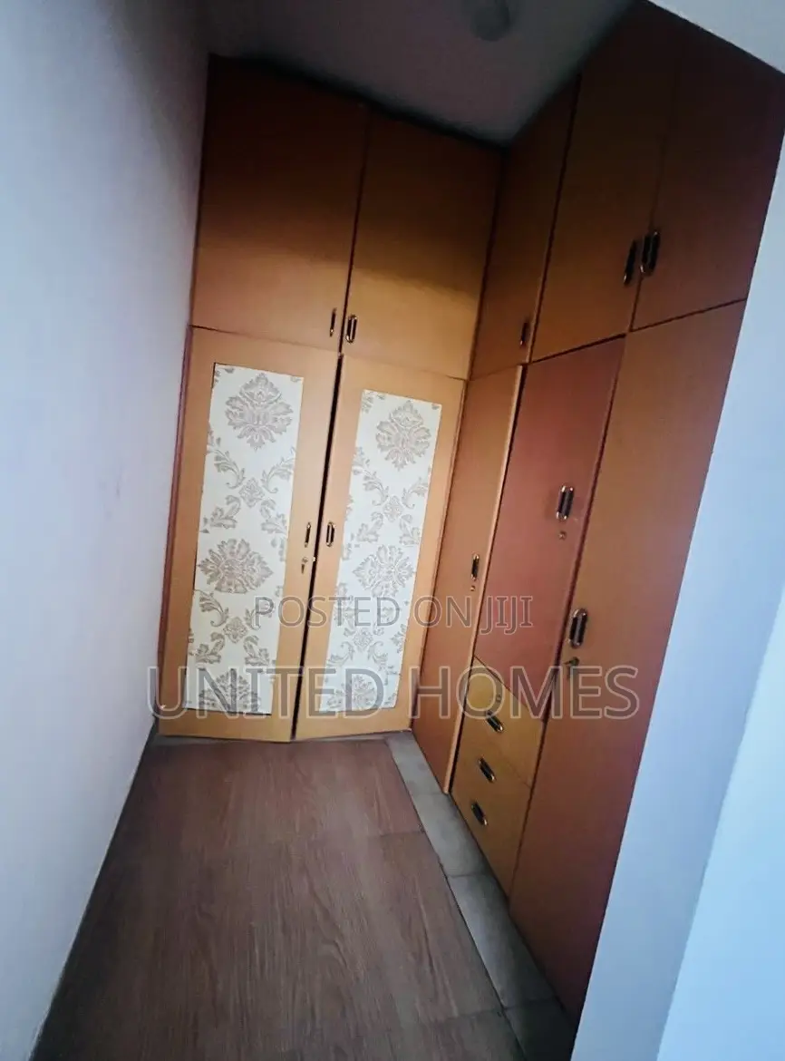 6bdrm House in Airport Residential Area for rent