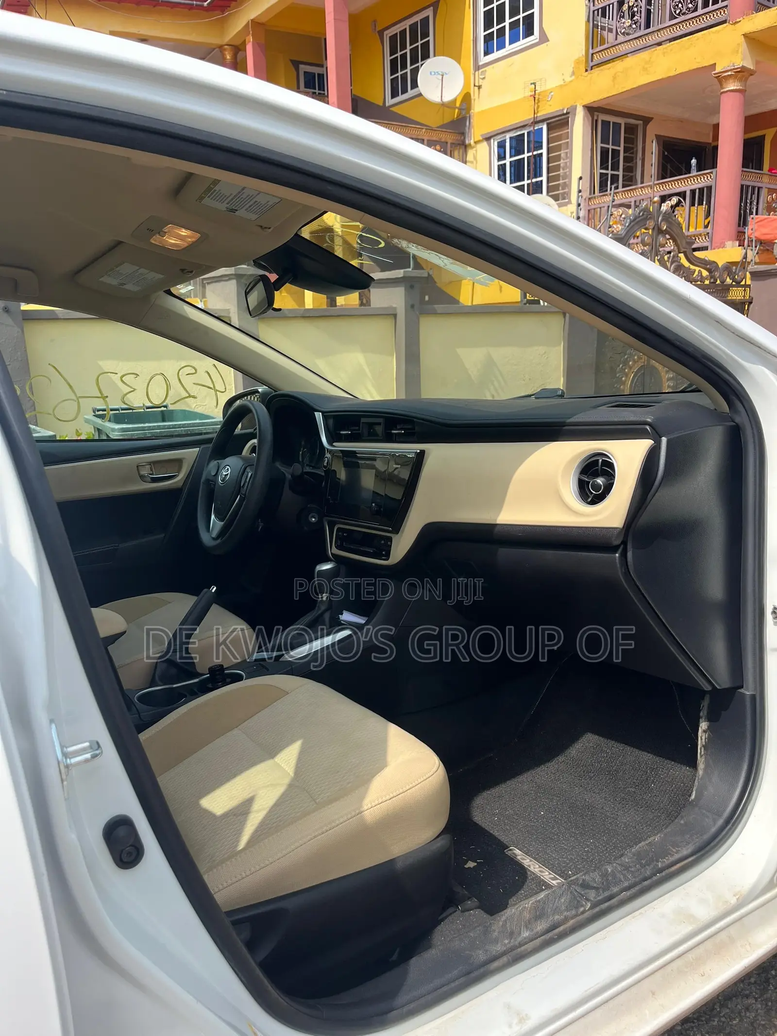 Toyota Corolla LE 4dr Sedan (1.8L 4cyl CVT) 2017 White