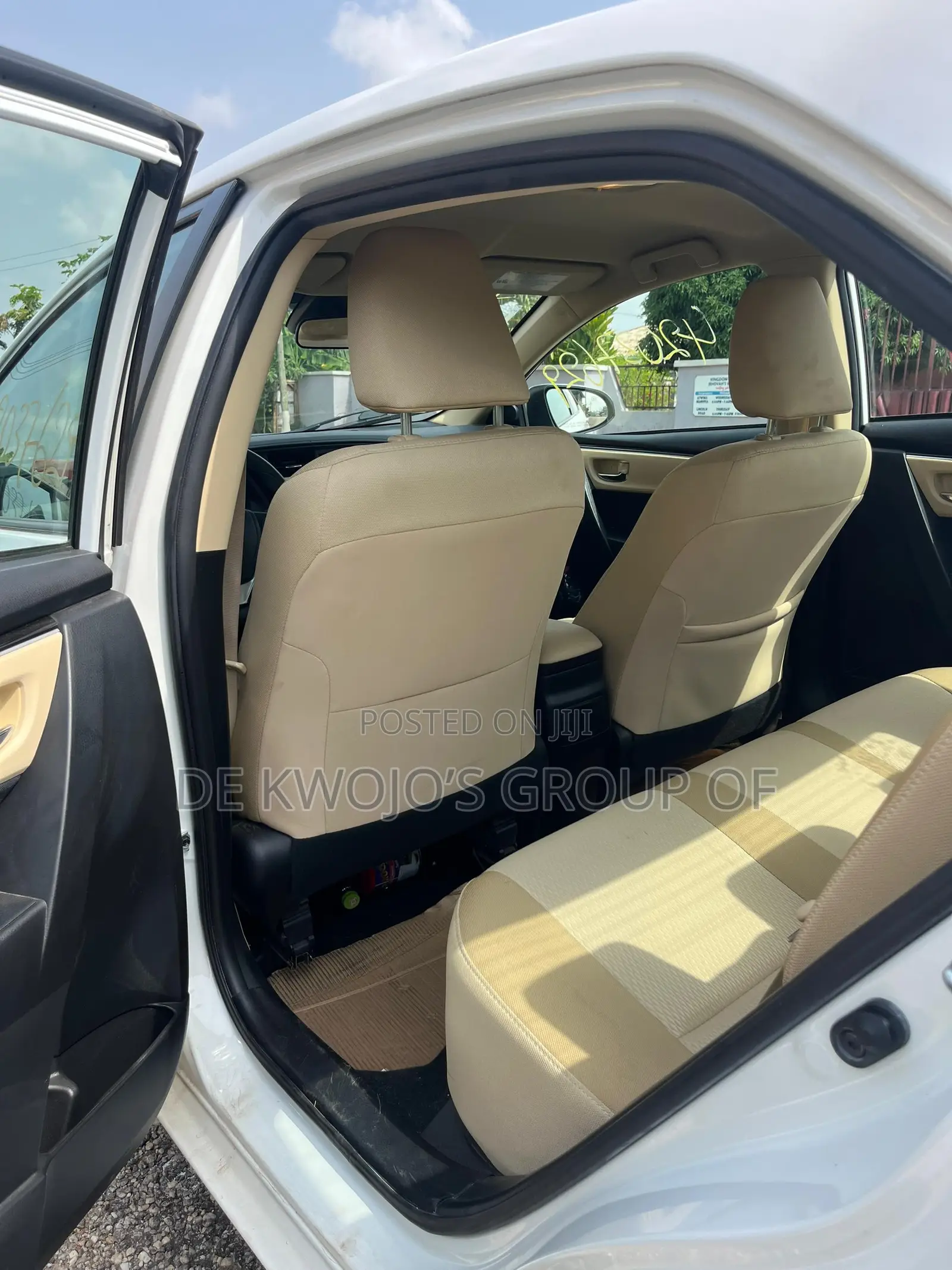 Toyota Corolla LE 4dr Sedan (1.8L 4cyl CVT) 2017 White