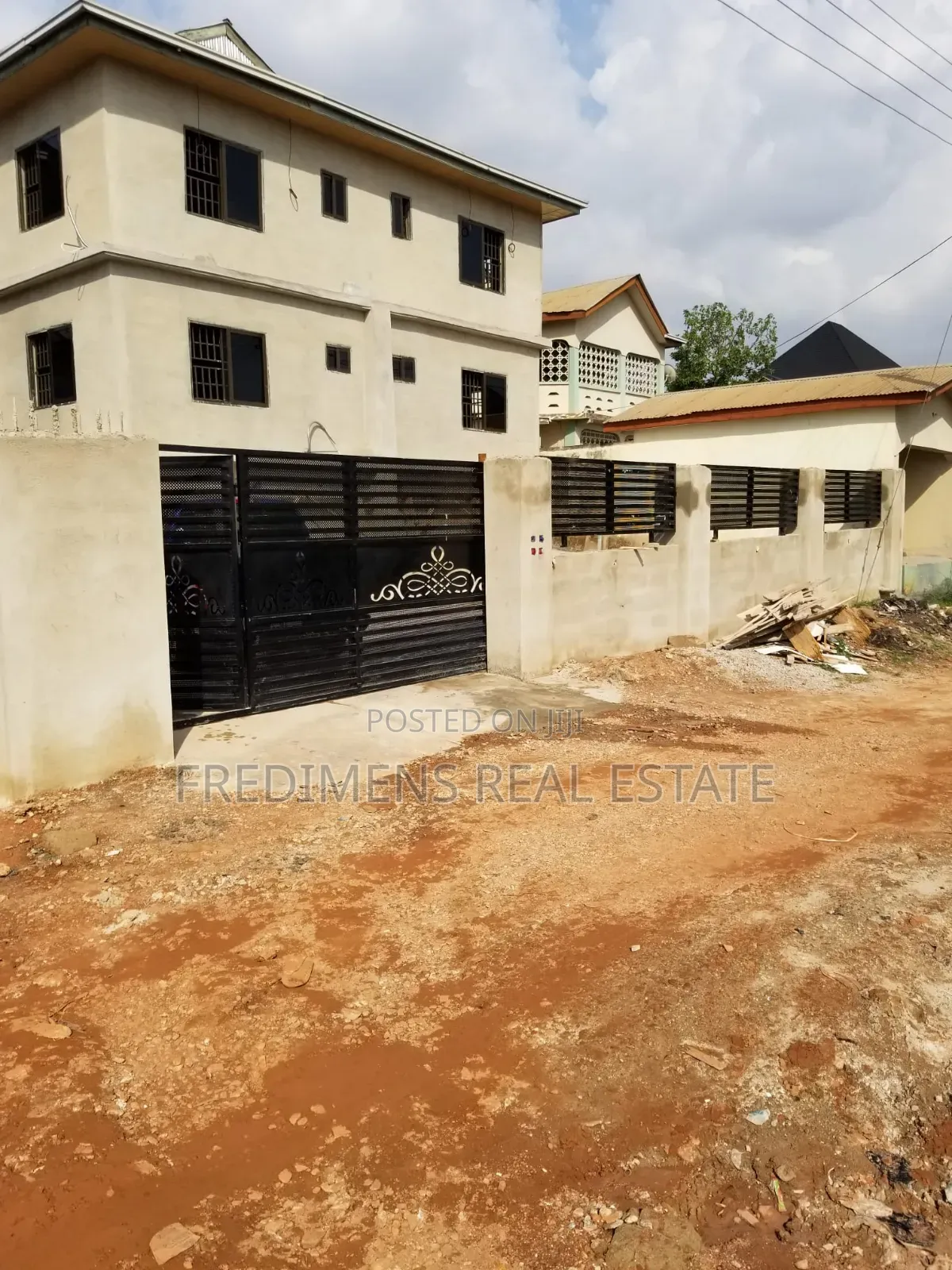12bdrm Apartment in Fredimens Real, Kumasi Metropolitan for sale