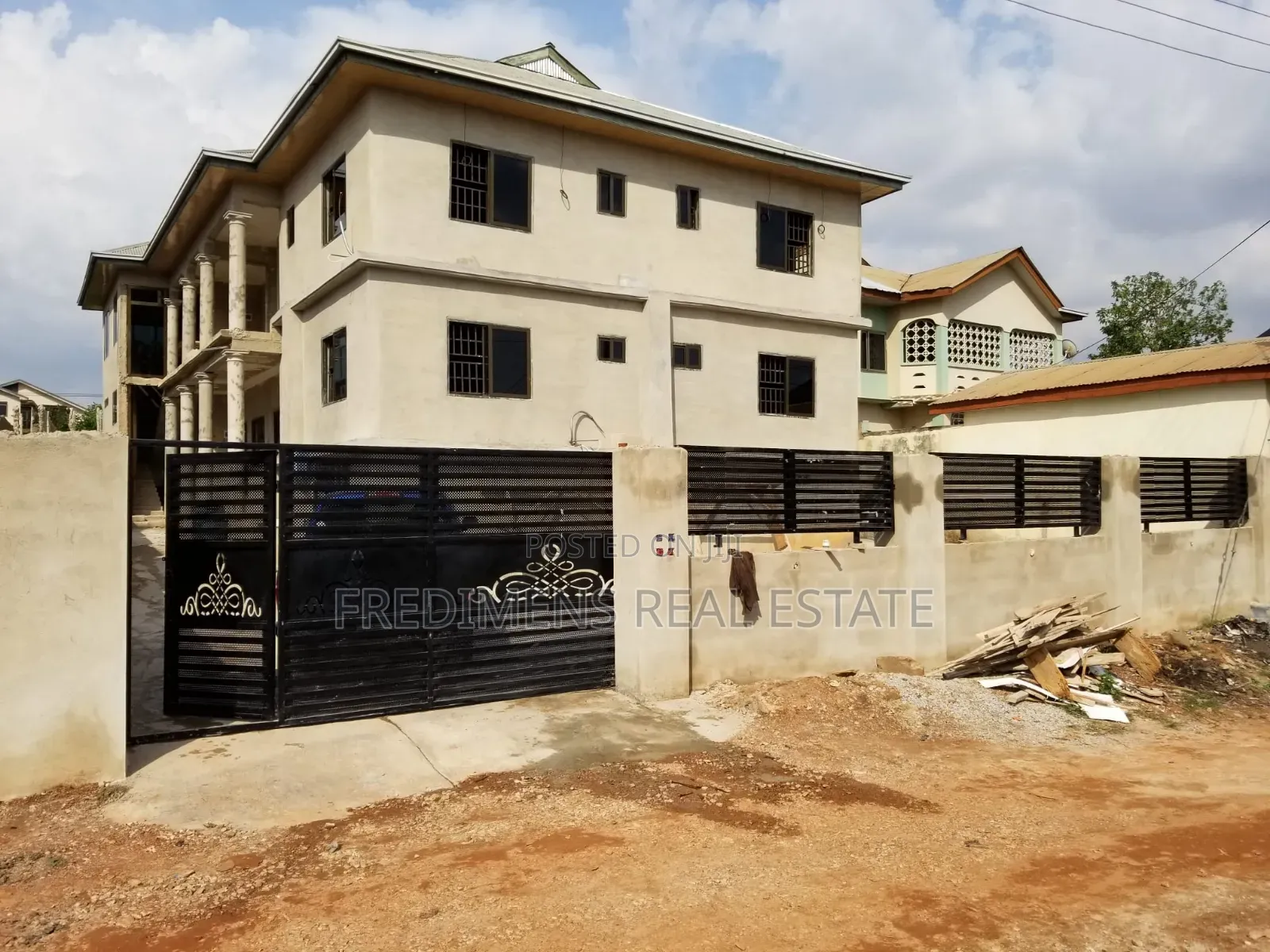 12bdrm Apartment in Fredimens Real, Kumasi Metropolitan for sale