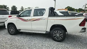 Toyota Hilux Revo Double Cab Petrol 2.7 AWD 2021 White