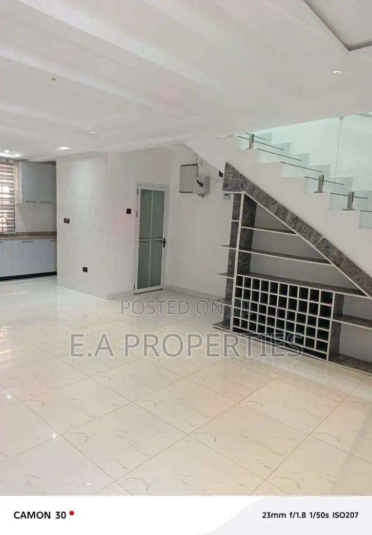 3bdrm House in E A Properties, Lake Side Estate for sale