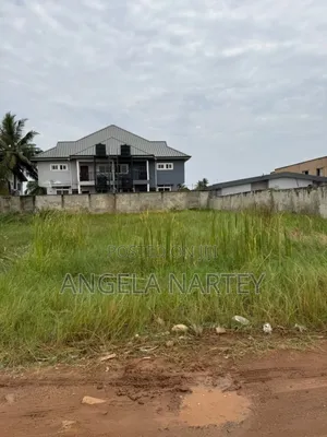 80/100 Feet Land for Sale at Community 11-Tema