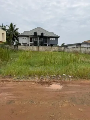 80/100 Feet Land for Sale at Community 11-Tema