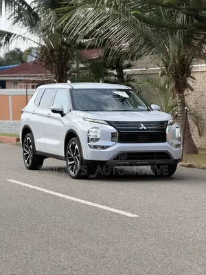 Mitsubishi Outlander SE 2023 White