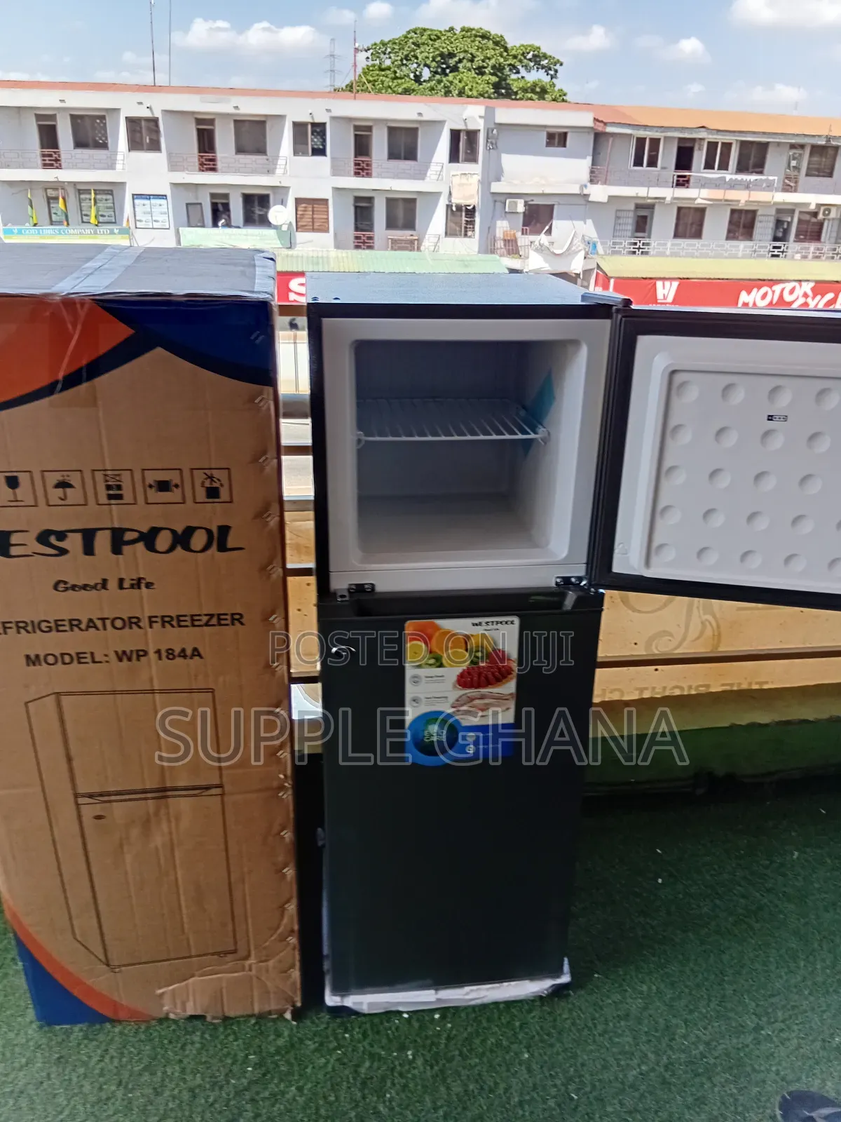 Westpool Fridge Freezer 136l Stylish Kitchen Fridge Freezer