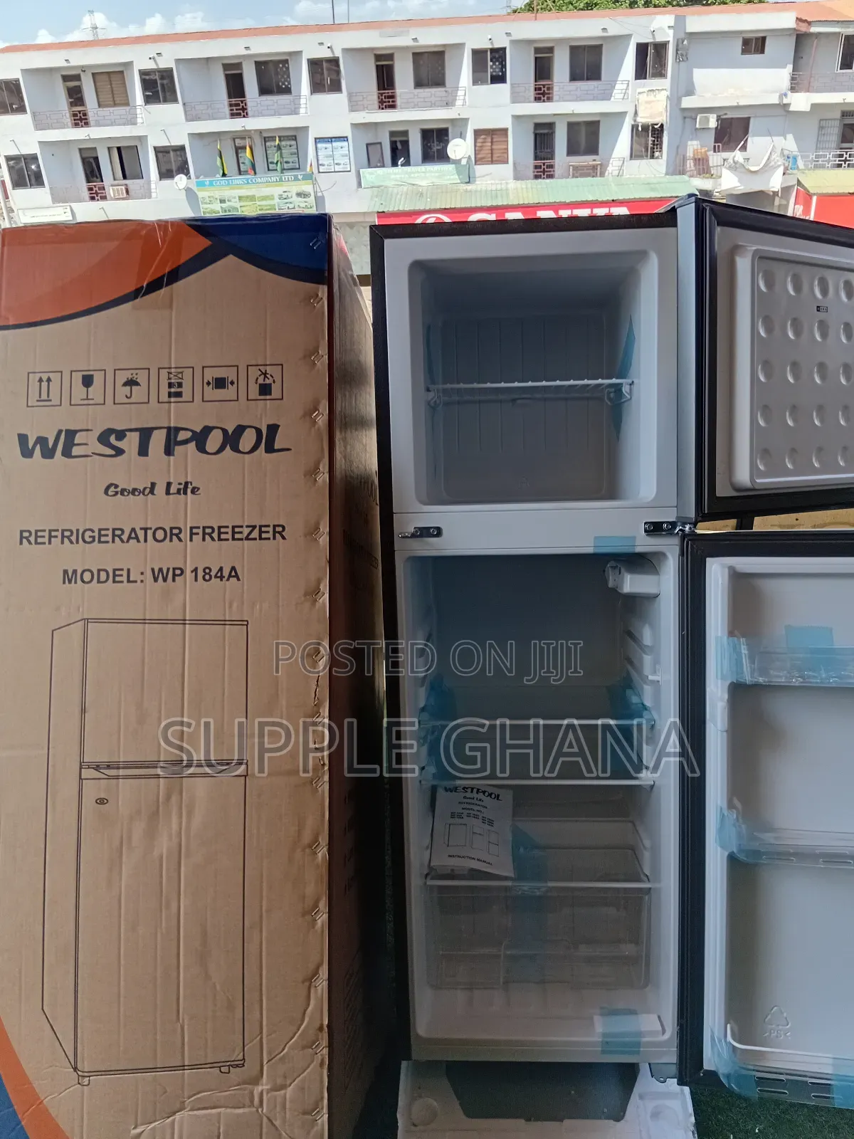 Westpool 136l Mini Fridge Freezer – Frost-Free Stylish Design