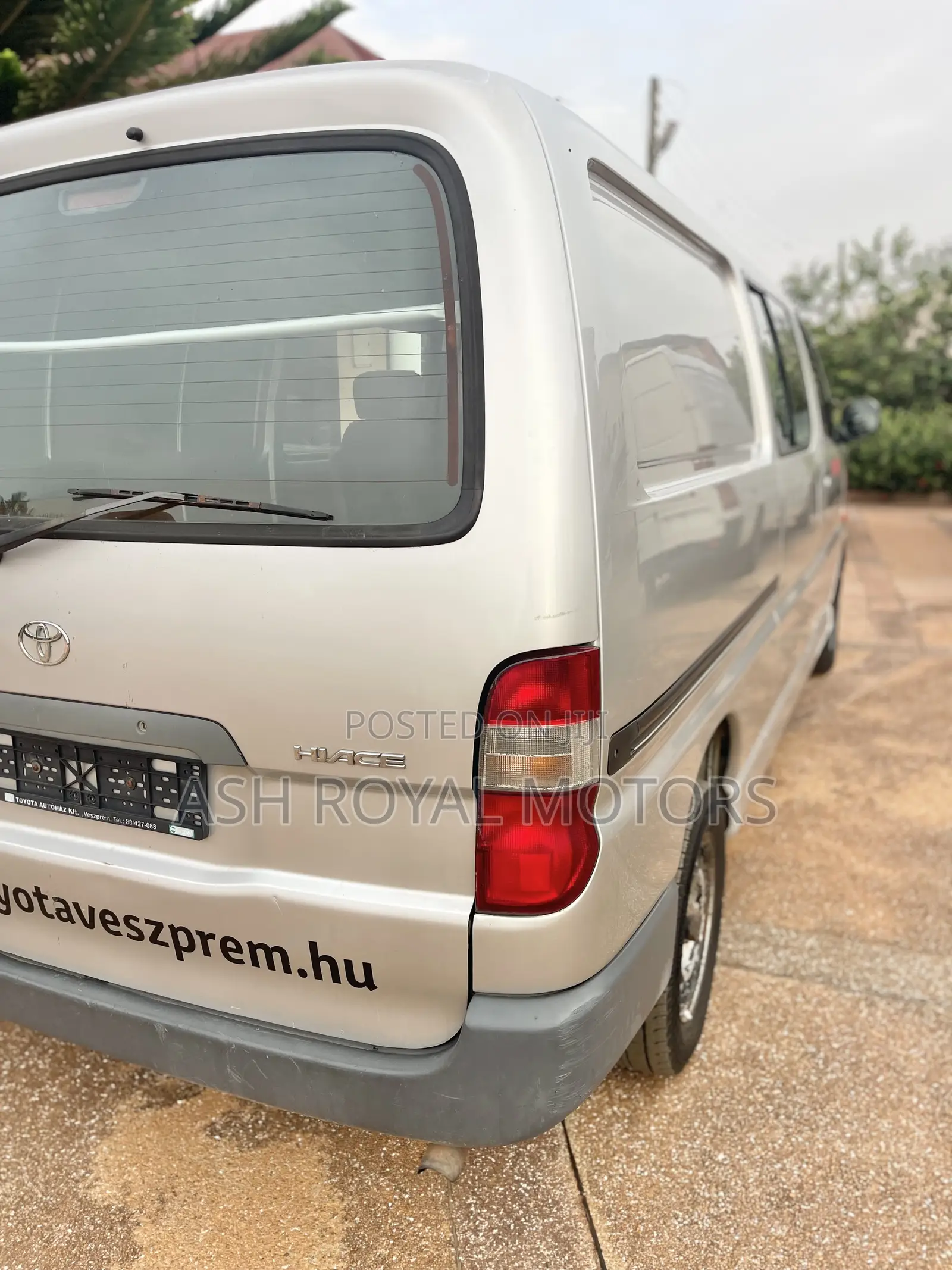 Toyota HiAce 2000 Silver