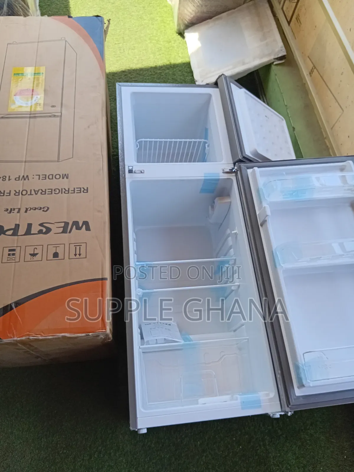 Westpool 136l Mini Fridge Freezer – Perfect for Drinks Snacks