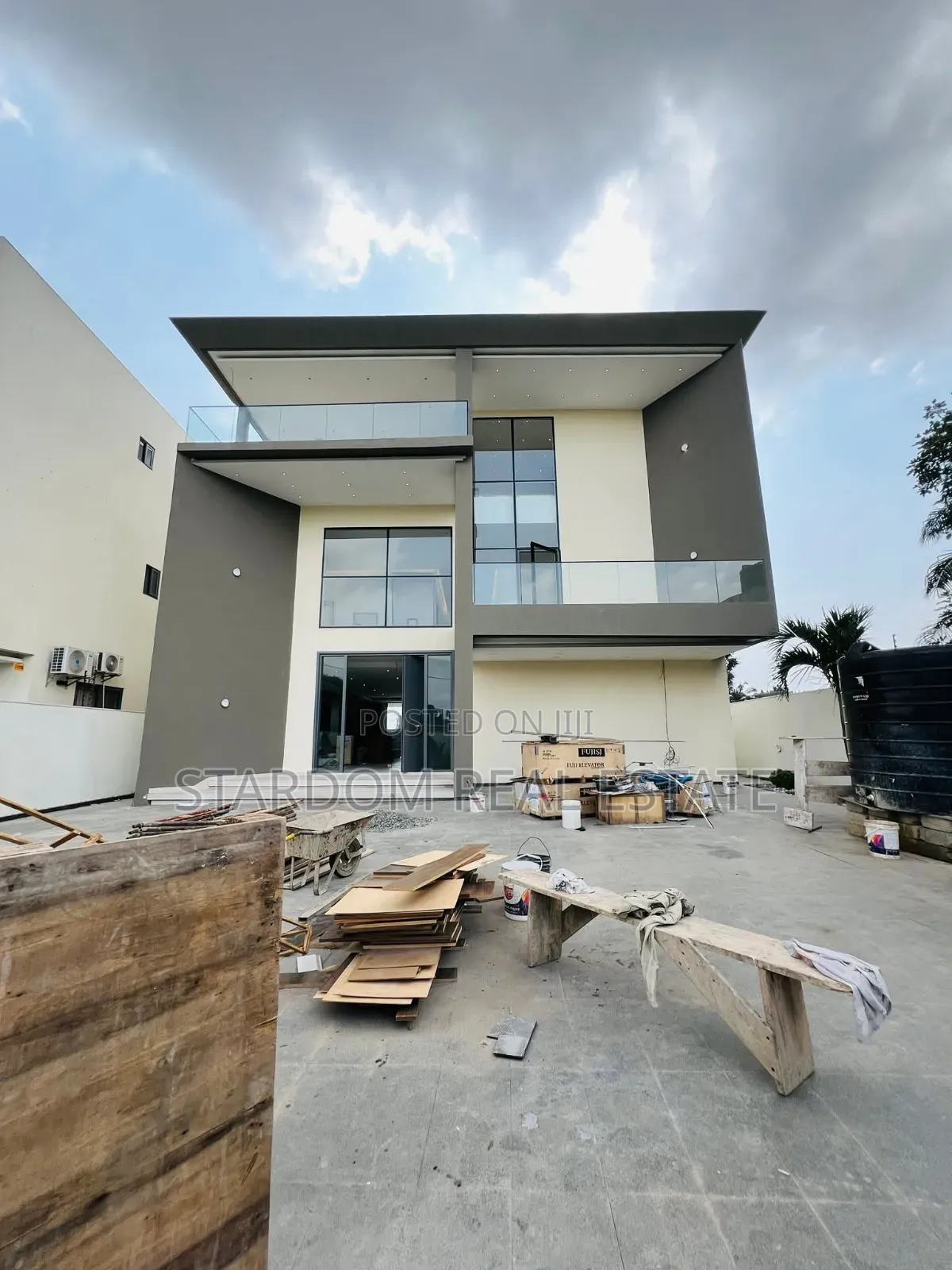 6bdrm Mansion in Adjiringanor, East Legon for sale