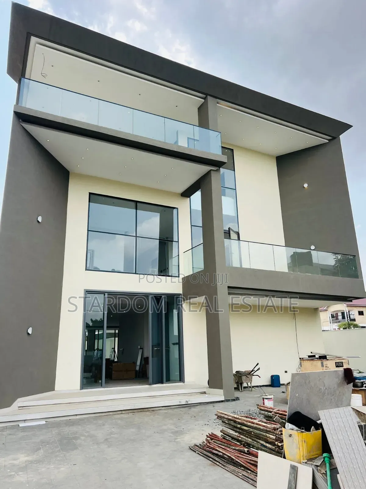 6bdrm Mansion in Adjiringanor, East Legon for sale