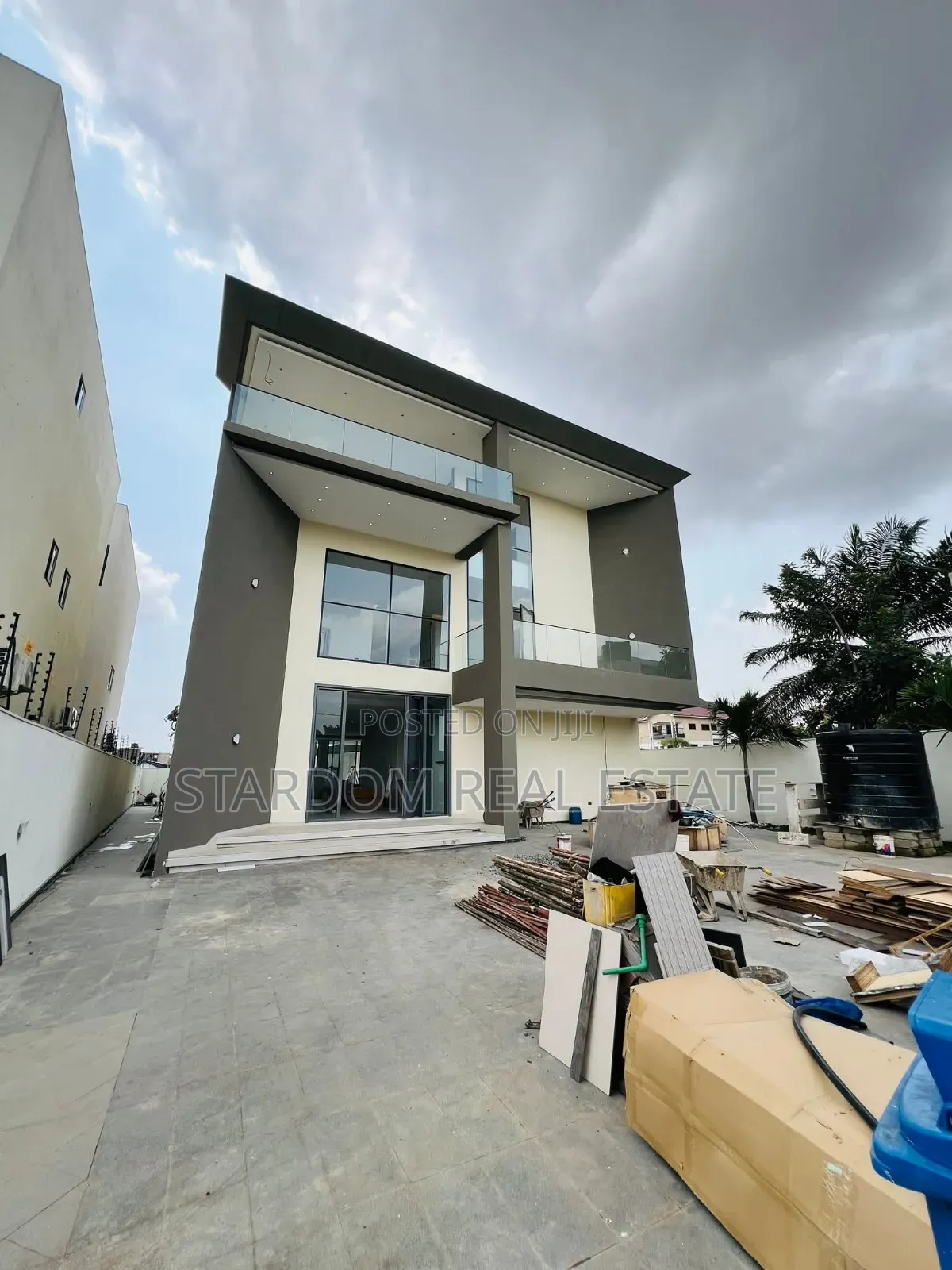 6bdrm Mansion in Adjiringanor, East Legon for sale