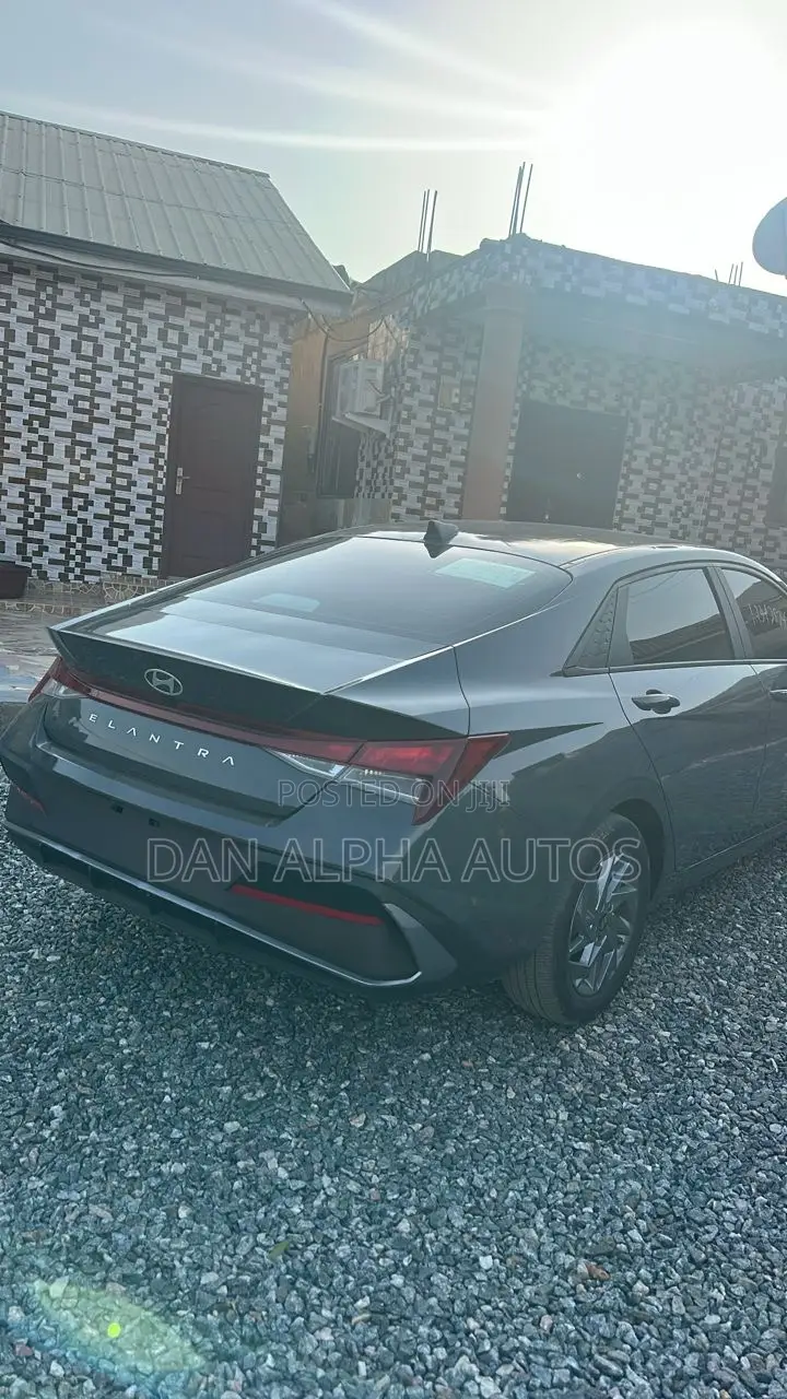 Hyundai Elantra SEL 2024 Gray