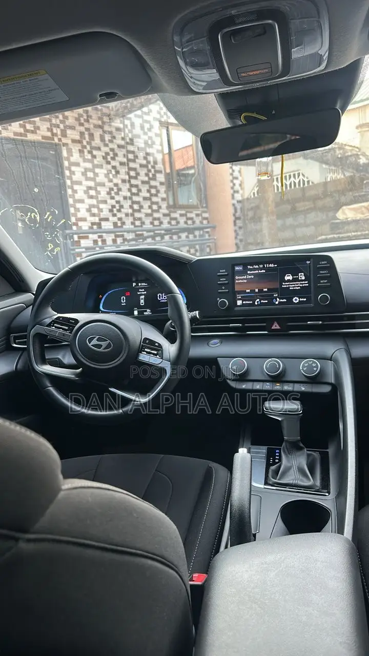 Hyundai Elantra SEL 2024 Gray