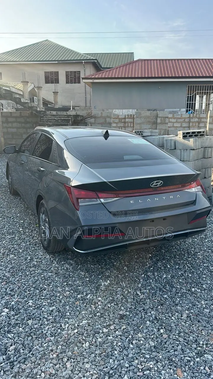 Hyundai Elantra SEL 2024 Gray