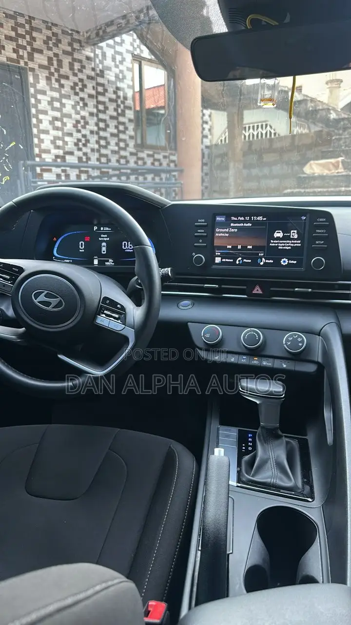 Hyundai Elantra SEL 2024 Gray