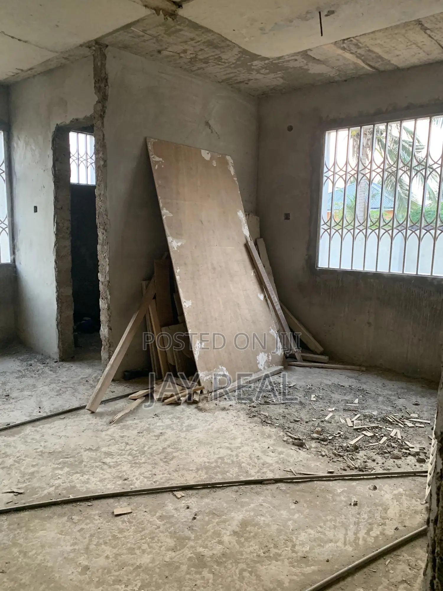 An Uncompleted 6bedrooms Self Compond for Sale