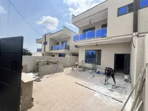 3bdrm House in Bee Decor & Homes, Ashomang Estate for sale