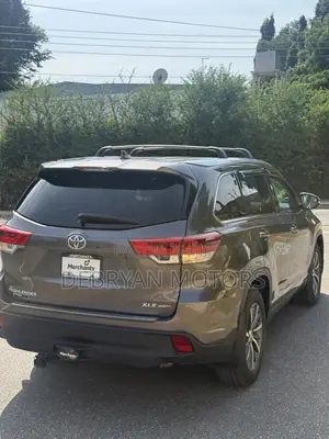 Toyota Highlander XLE 4x4 V6 (3.5L 6cyl 8A) 2018 Gray
