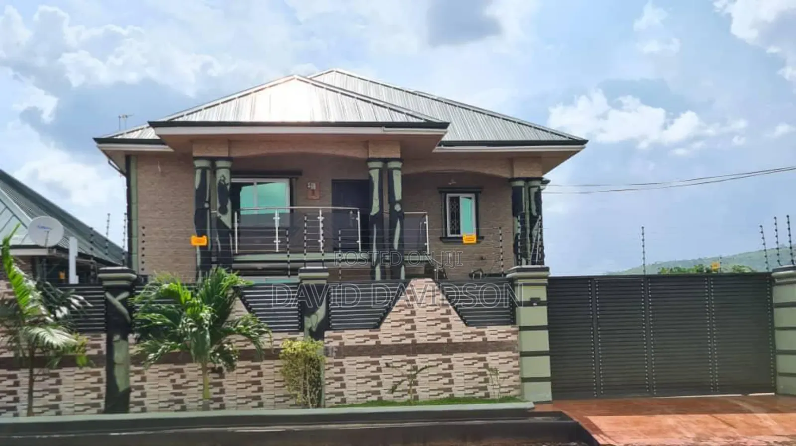 8bdrm House in 6 Bedroom House, Tema Metropolitan for sale