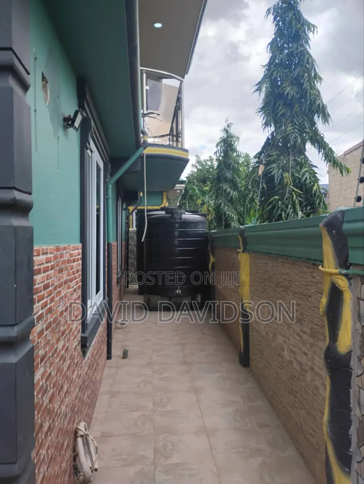 8bdrm House in 6 Bedroom House, Tema Metropolitan for sale