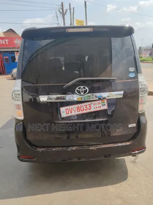 Toyota Voxy 2012