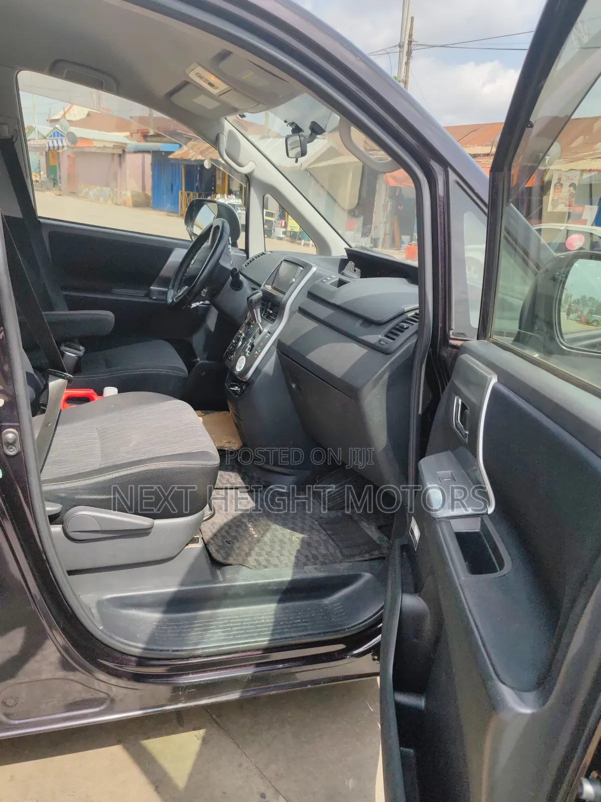 Toyota Voxy 2012