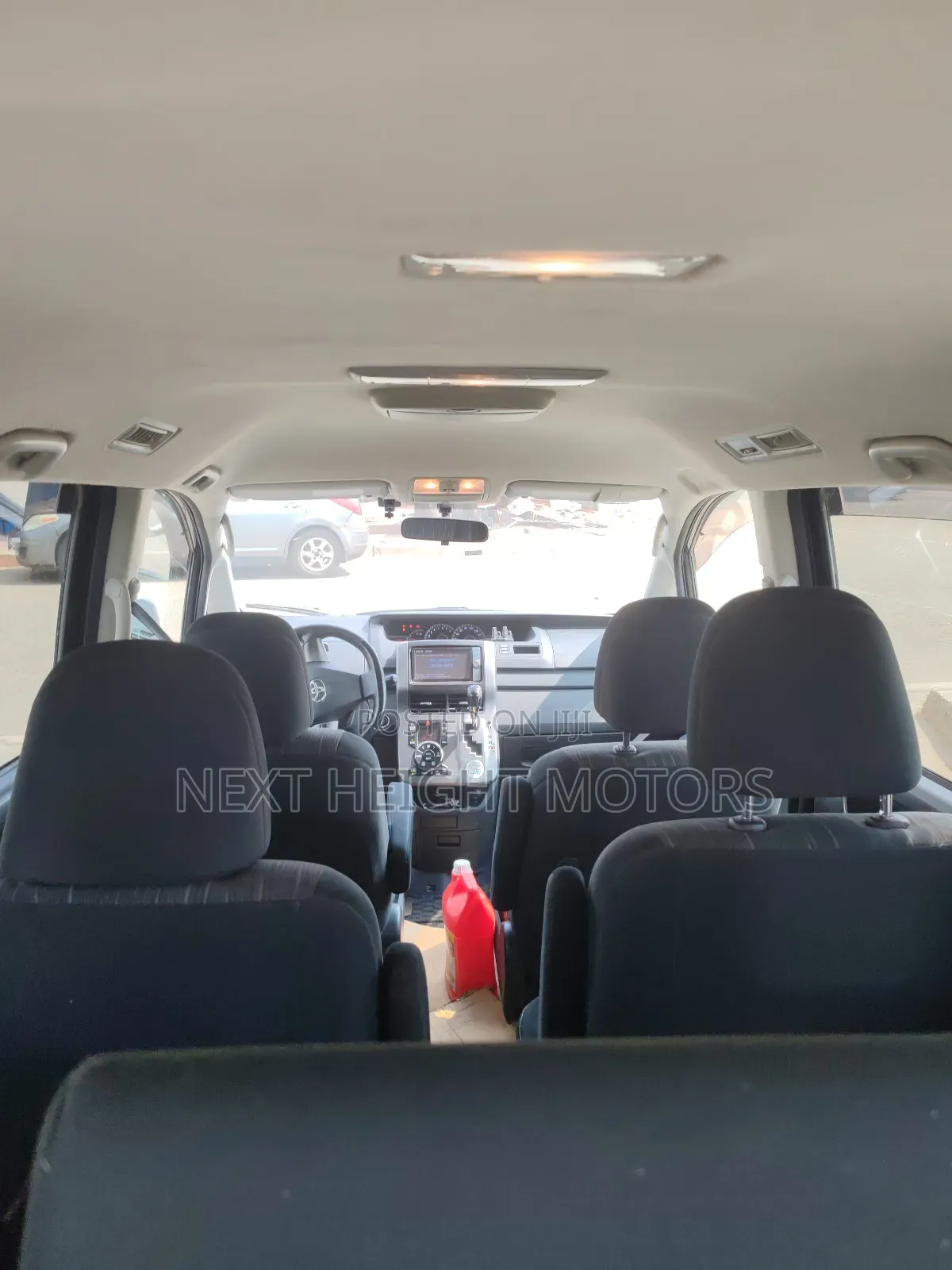 Toyota Voxy 2012